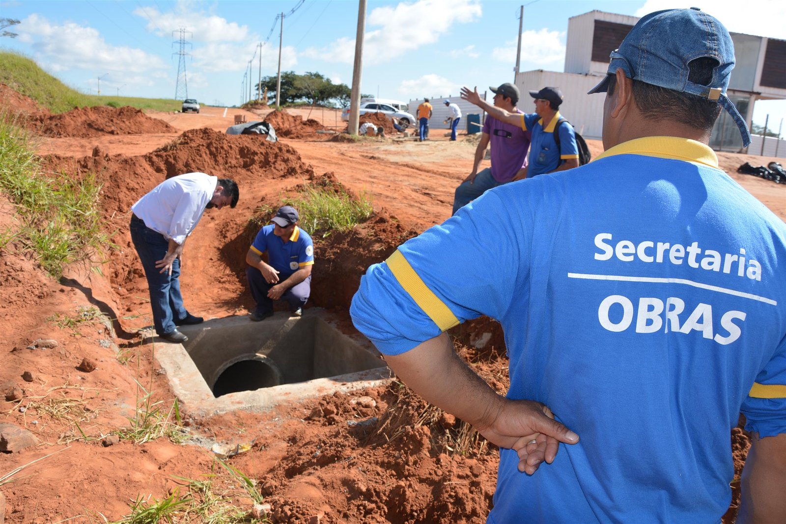 Topografia faz medições para início da construção de guias em trecho a ser duplicado na Gastão Dal Farra