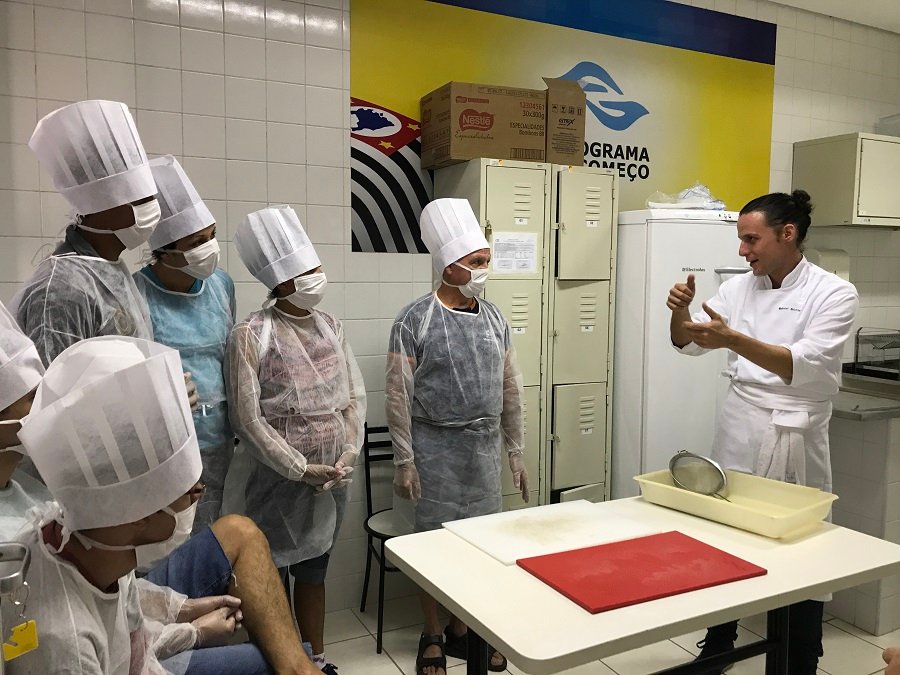 Estudante de gastronomia cria oficina de culinária para pacientes de álcool e entorpecentes