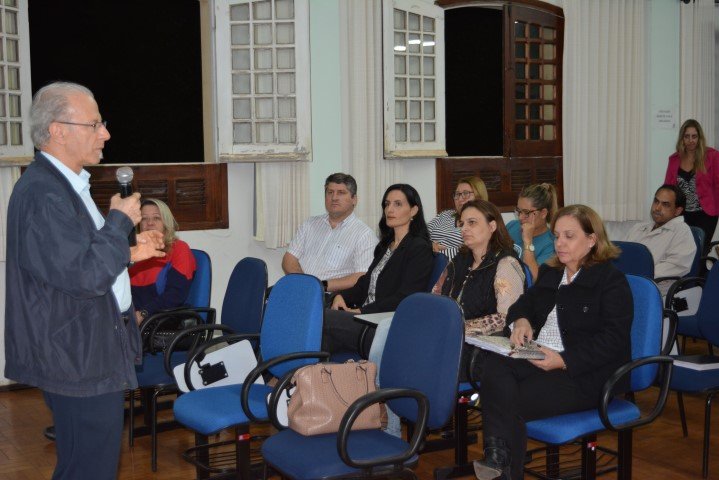 Secretaria de Educação e Rede de Proteção à Vida promovem palestra para educadores
