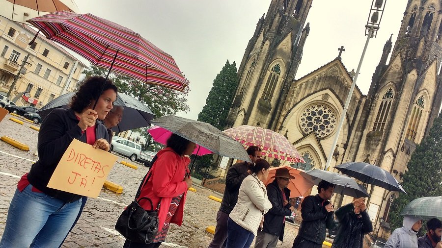 Mesmo com forte chuva, 50 manifestantes pedem a renúncia de Temer em Botucatu