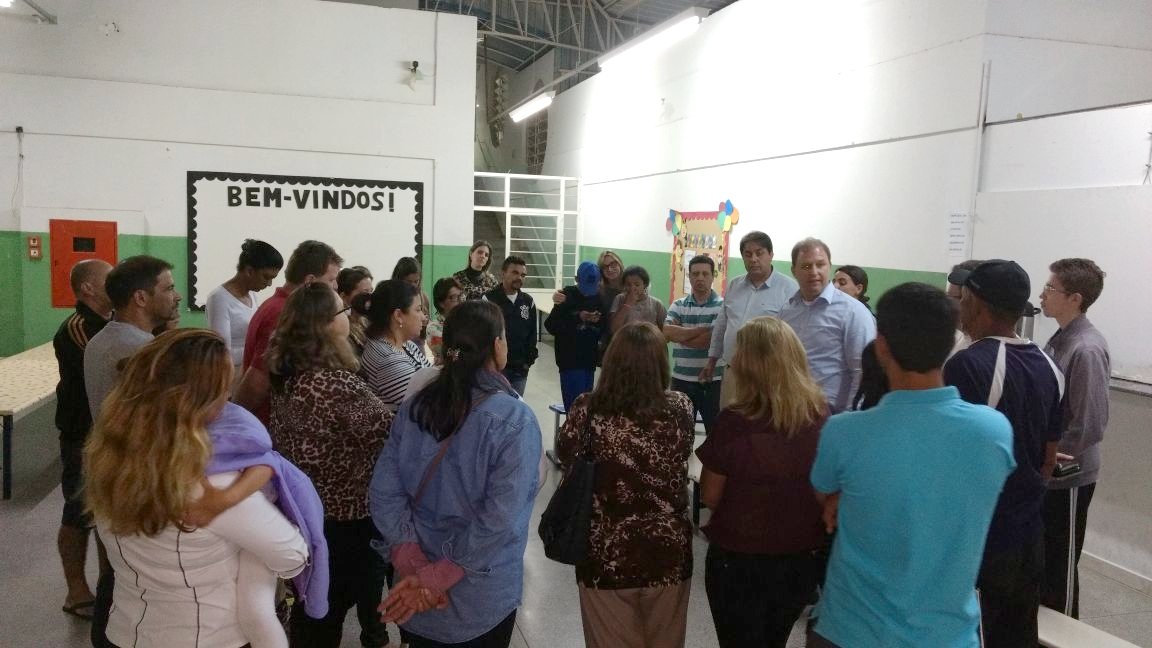 Prefeito Mário Pardini e secretário de Participação Popular se reúnem com moradores da região sul