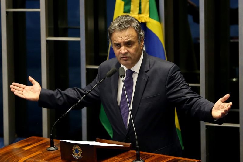 Aécio Neves entrega passaporte ao Supremo