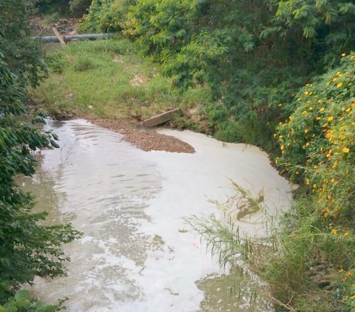 Ribeirão Lavapés amanhece coberto com espuma