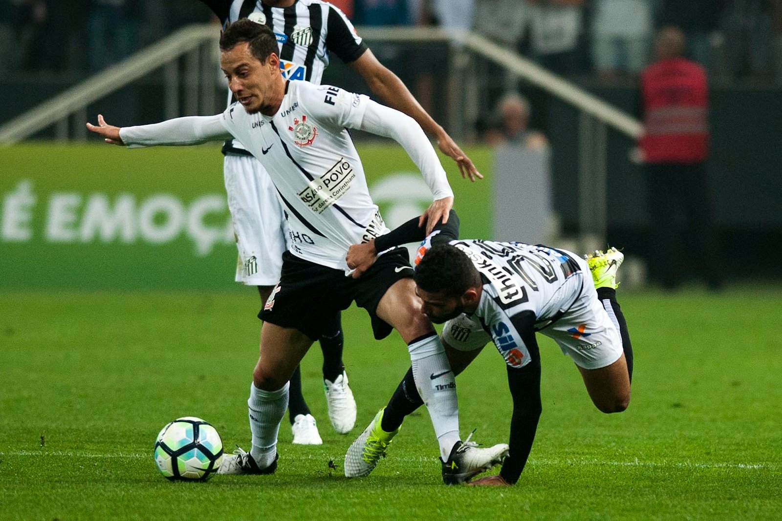 Corinthians leva a melhor em clássico e assume a liderança do Brasileiro