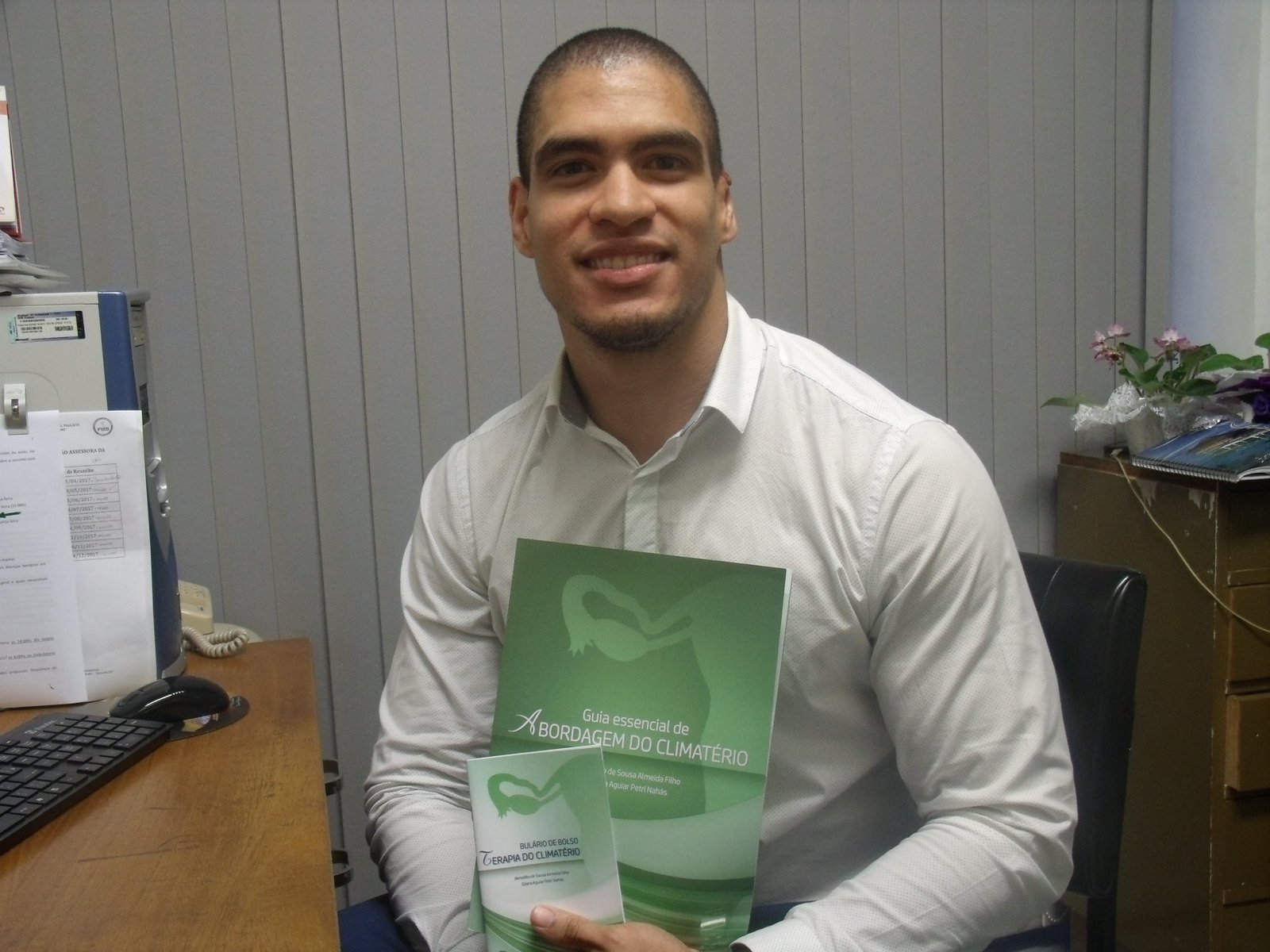 Livro sobre menopausa e climatério é lançado por docente da Unesp de Botucatu