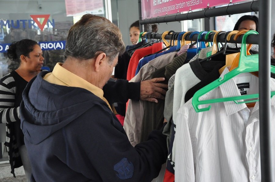 Terminal do Paratodos recebe primeiro “Cabideiro Solidário”