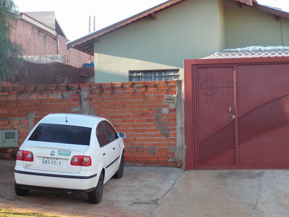 Carro oficial da Prefeitura é flagrado estacionado em São Manuel