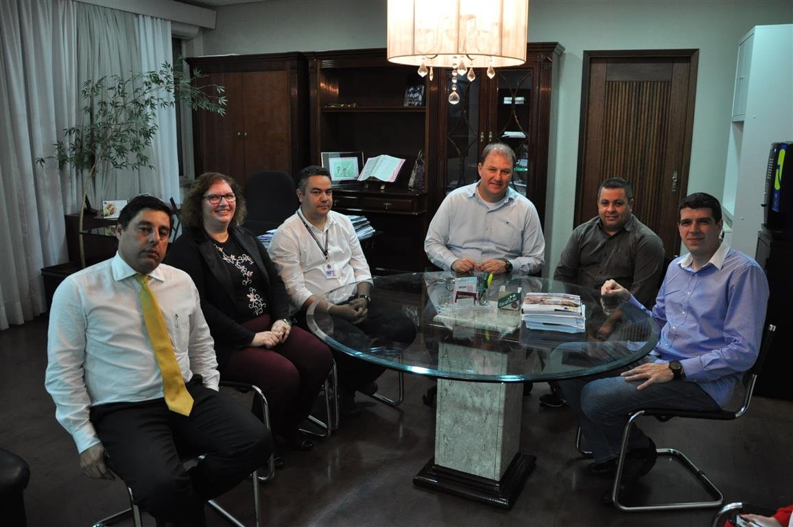 Prefeito assina decreta que concede 4% de reajuste aos servidores municipais