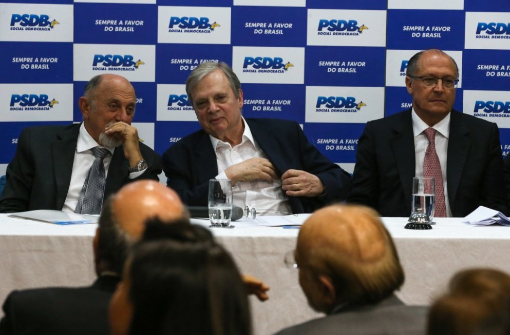 PSDB decide continuar na base de apoio do governo, mas fará avaliações diárias