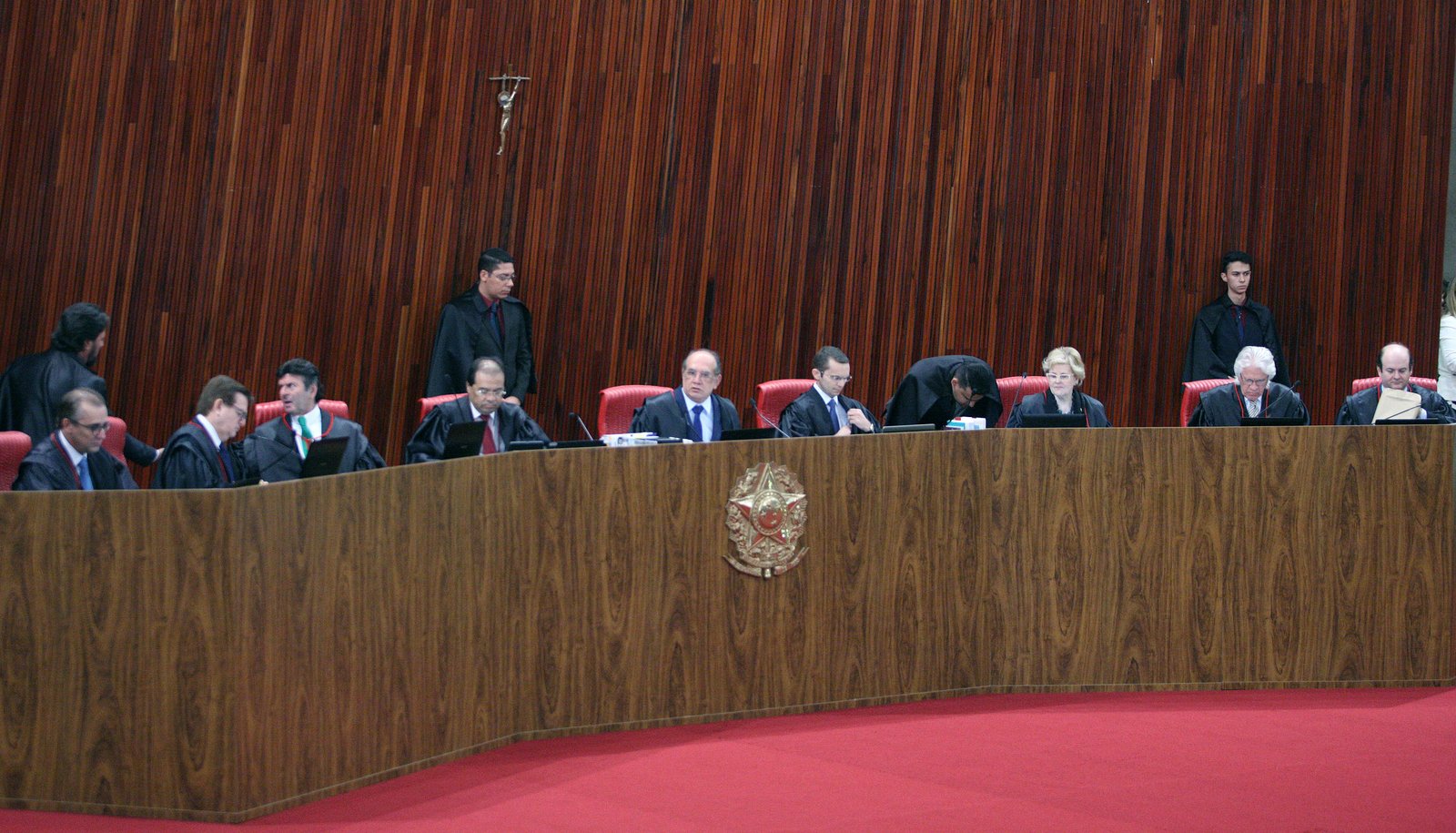 Maioria do TSE vota contra cassação da chapa Dilma-Temer