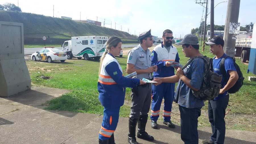 Pedestres são orientados pelo uso da passarela da “Castelinho”