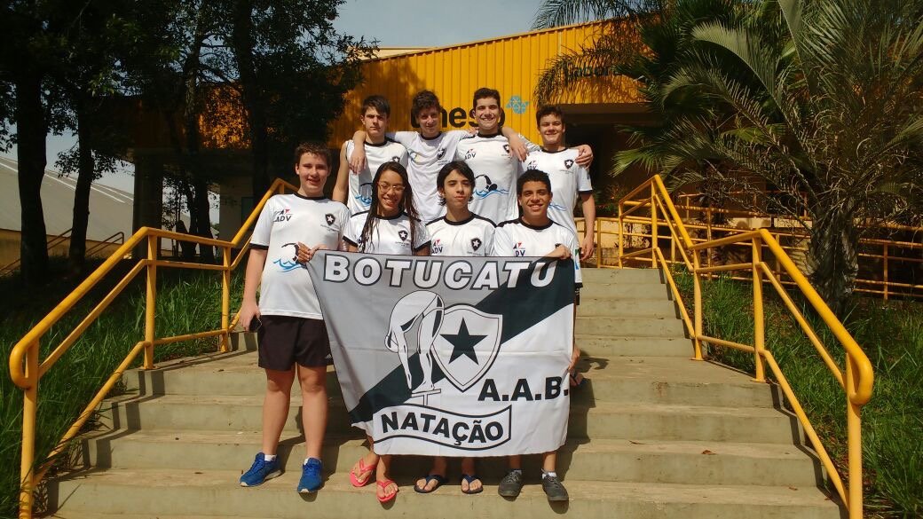 Nadadores se classificam para fase estadual dos Jogos da Juventude