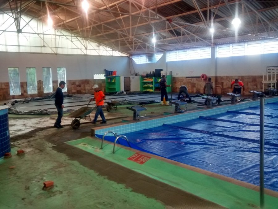 Complexo de piscinas cobertas da AAB recebe novo piso