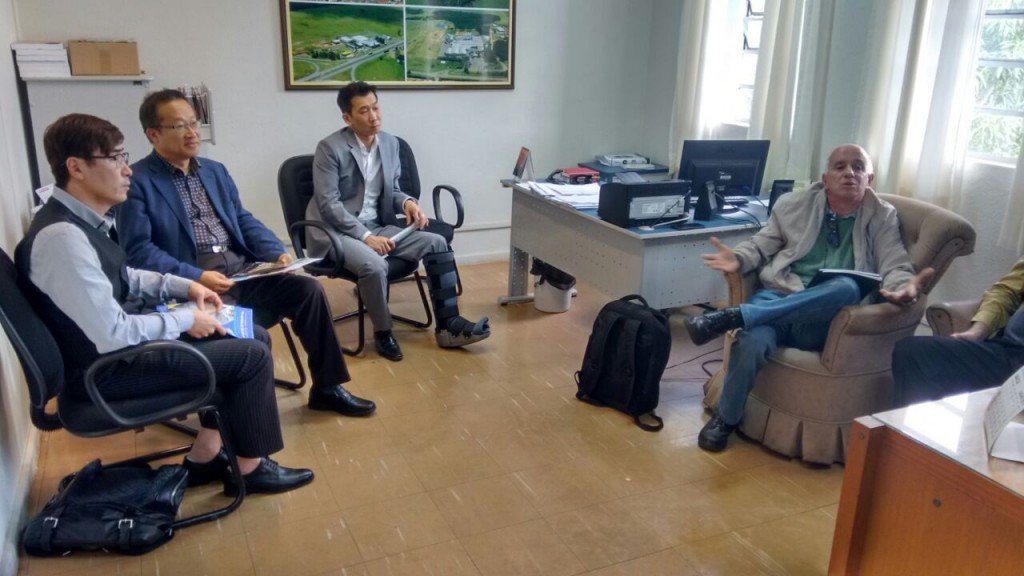 Empresários coreanos se reúnem com Prefeitura de São Manuel para troca de lâmpadas