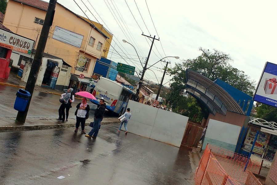 Passageiros enfrentam chuva e frio em terminal ainda não inaugurado na Curuzu
