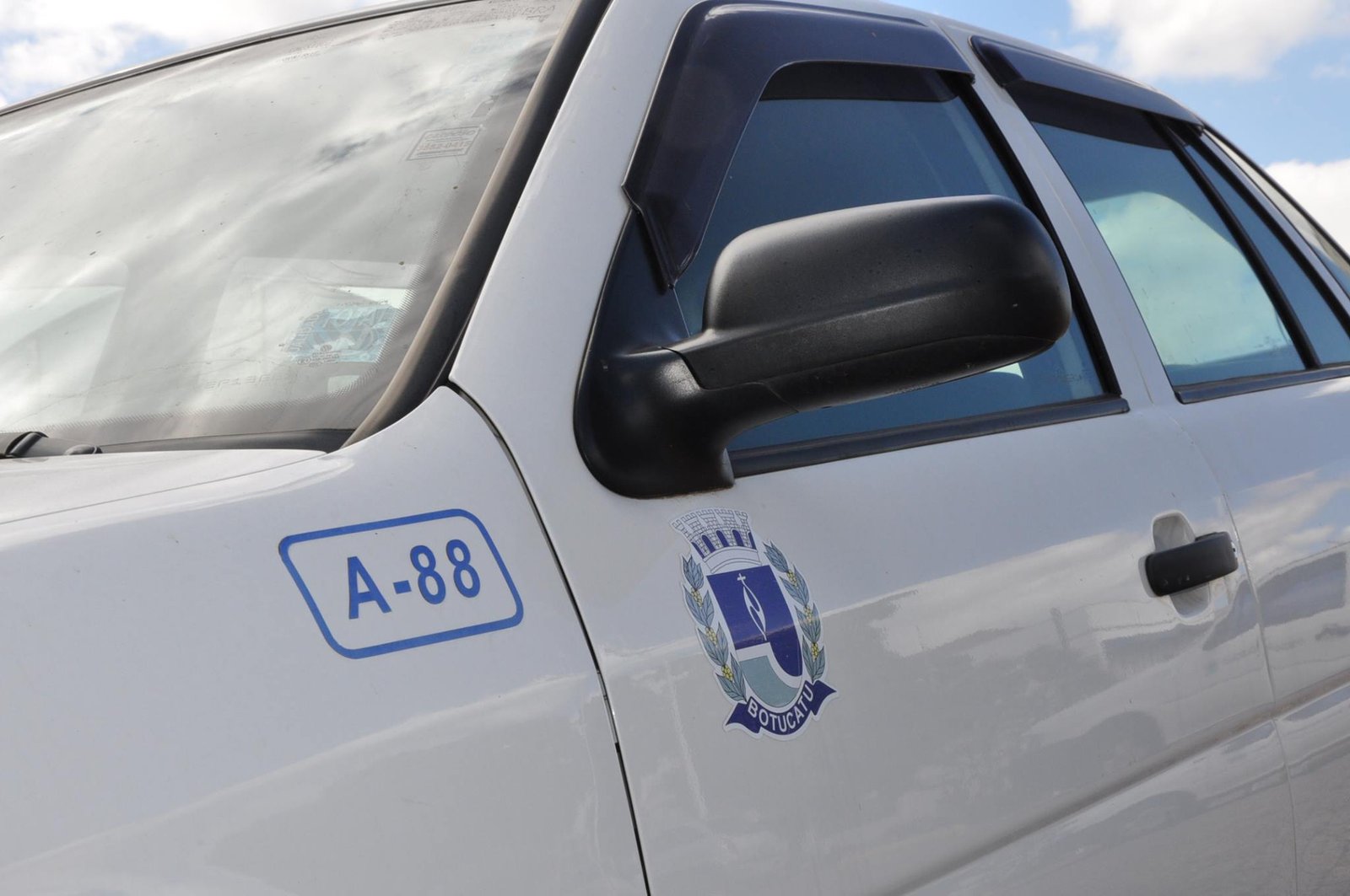 Para ‘economizar’, Prefeitura encostará viaturas e usará carros alugados e táxi