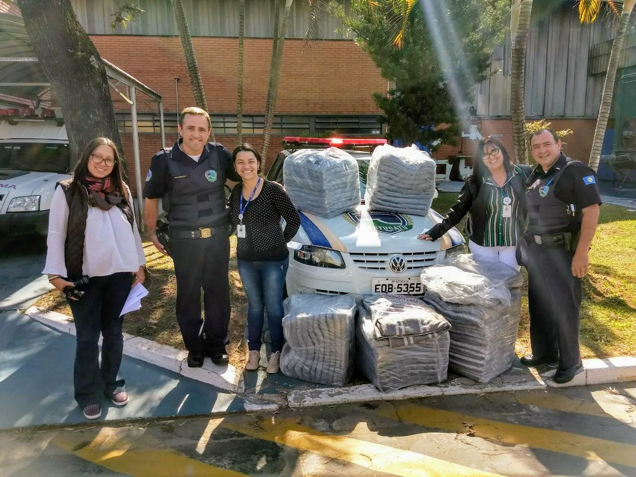 Funcionários da Caio Induscar doam mais de 50 cobertores ao Espaço Acolhedor