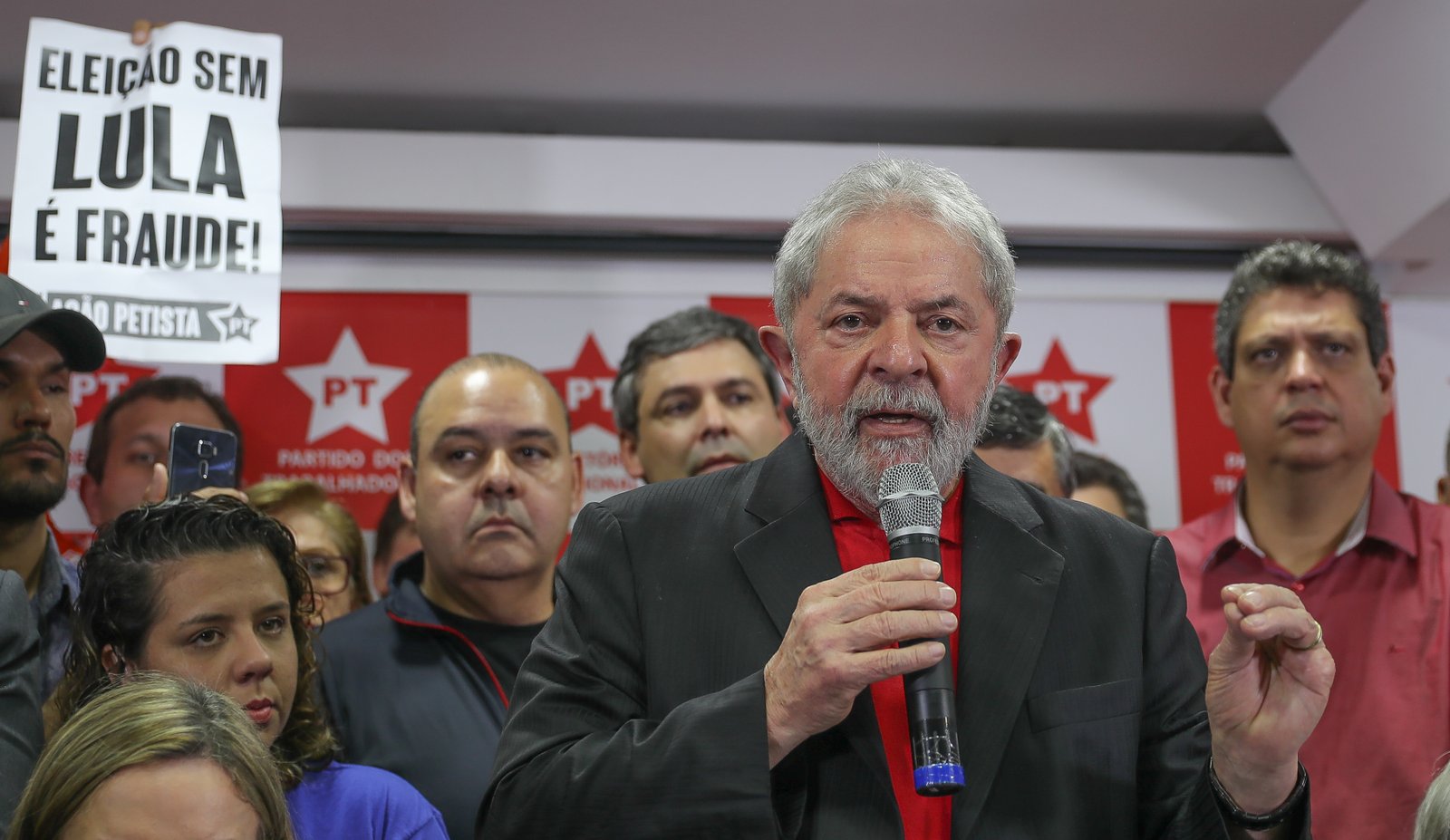 Líder do PT não descarta retirada de emenda que poderia beneficiar Lula