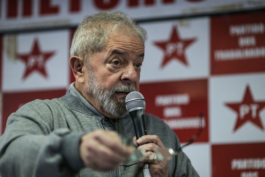 Juiz retira benefícios do ex-presidente Lula, preso em Curitiba