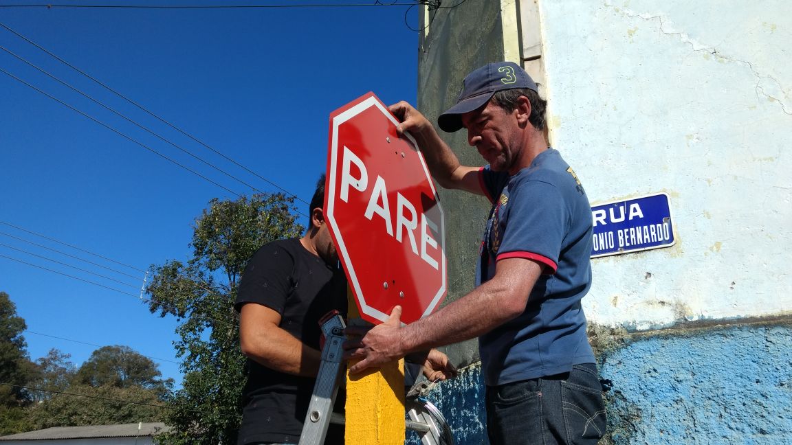 Ruas do Centro recebem mais de 500 novas placas de sinalização de trânsito