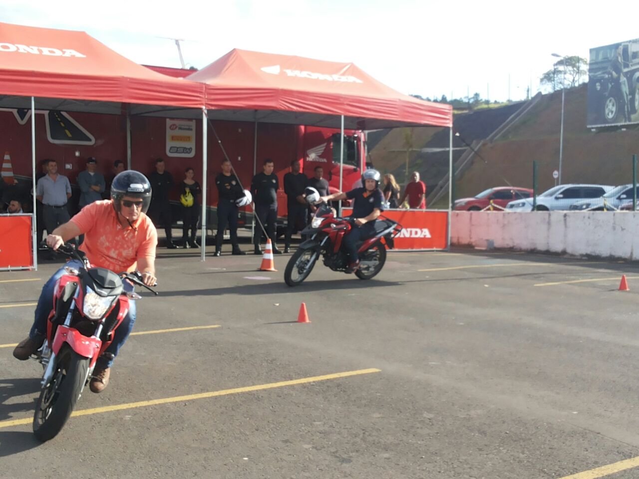 Motociclistas participam de treinamento sobre direção segura