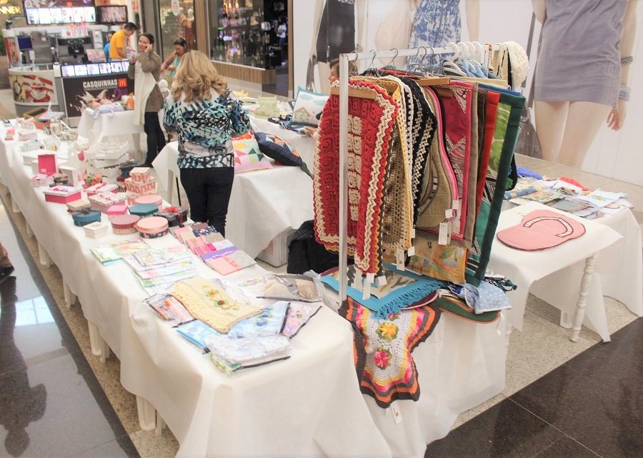 Bazar Arteiras da Serra tem trabalhos expostos no Shopping Botucatu
