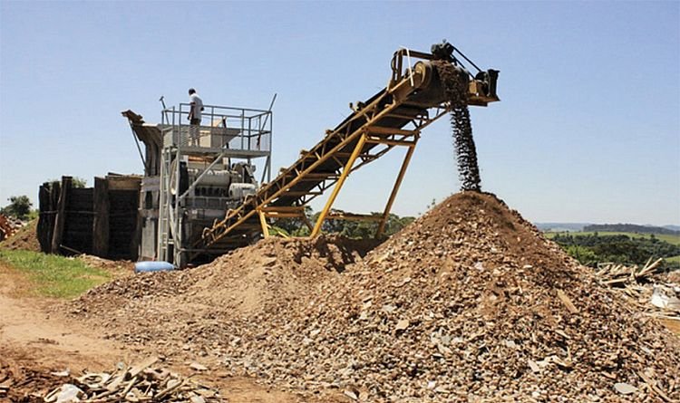 Avaré: Triturador auxilia na manutenção de estradas rurais