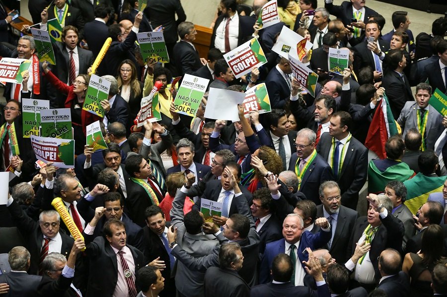 Oposição quer que denúncia contra Temer seja votada no plenário em um domingo