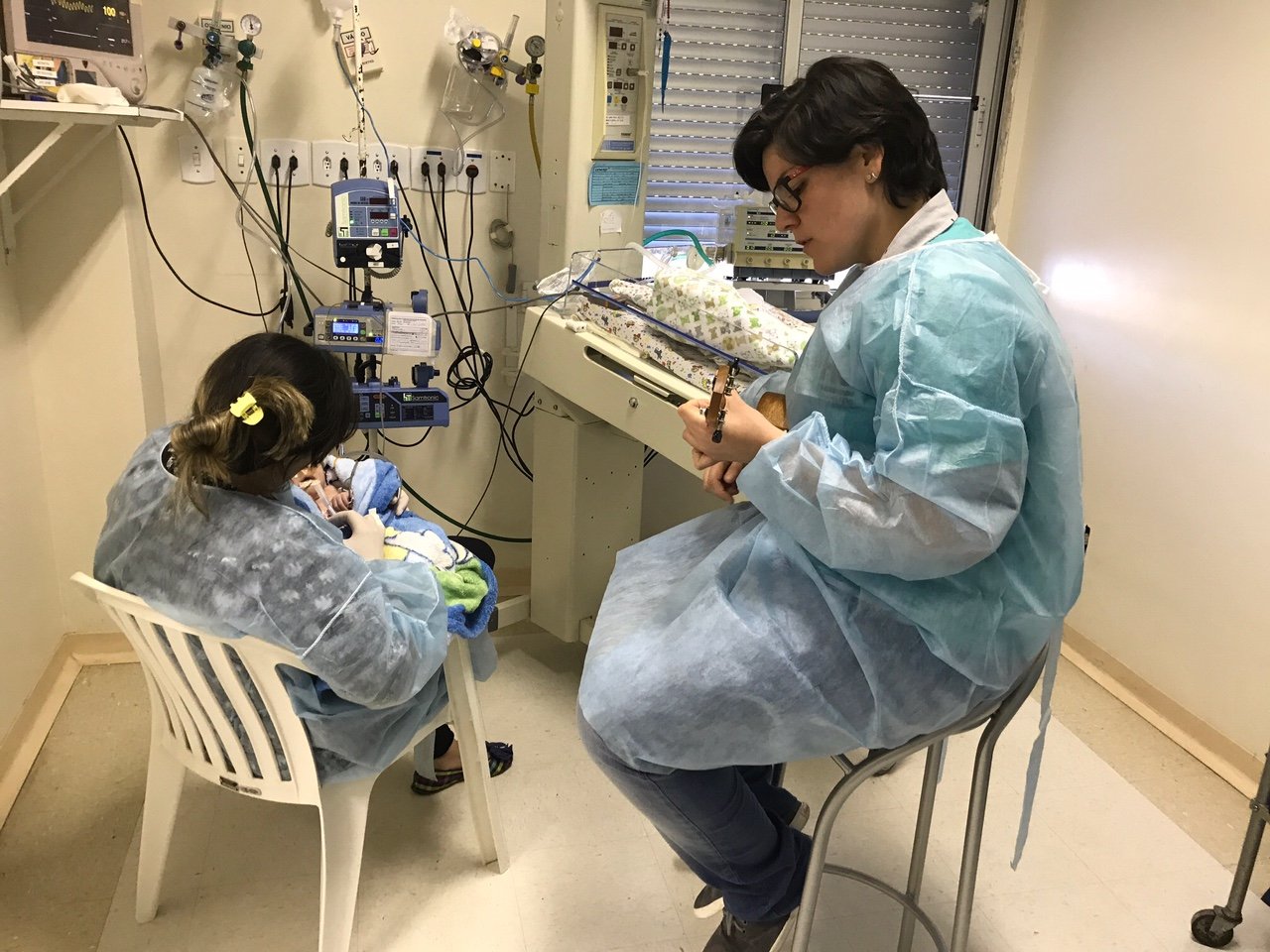 Médica do HC de Botucatu ameniza estadia de pacientes na UTI Neonatal por meio da música