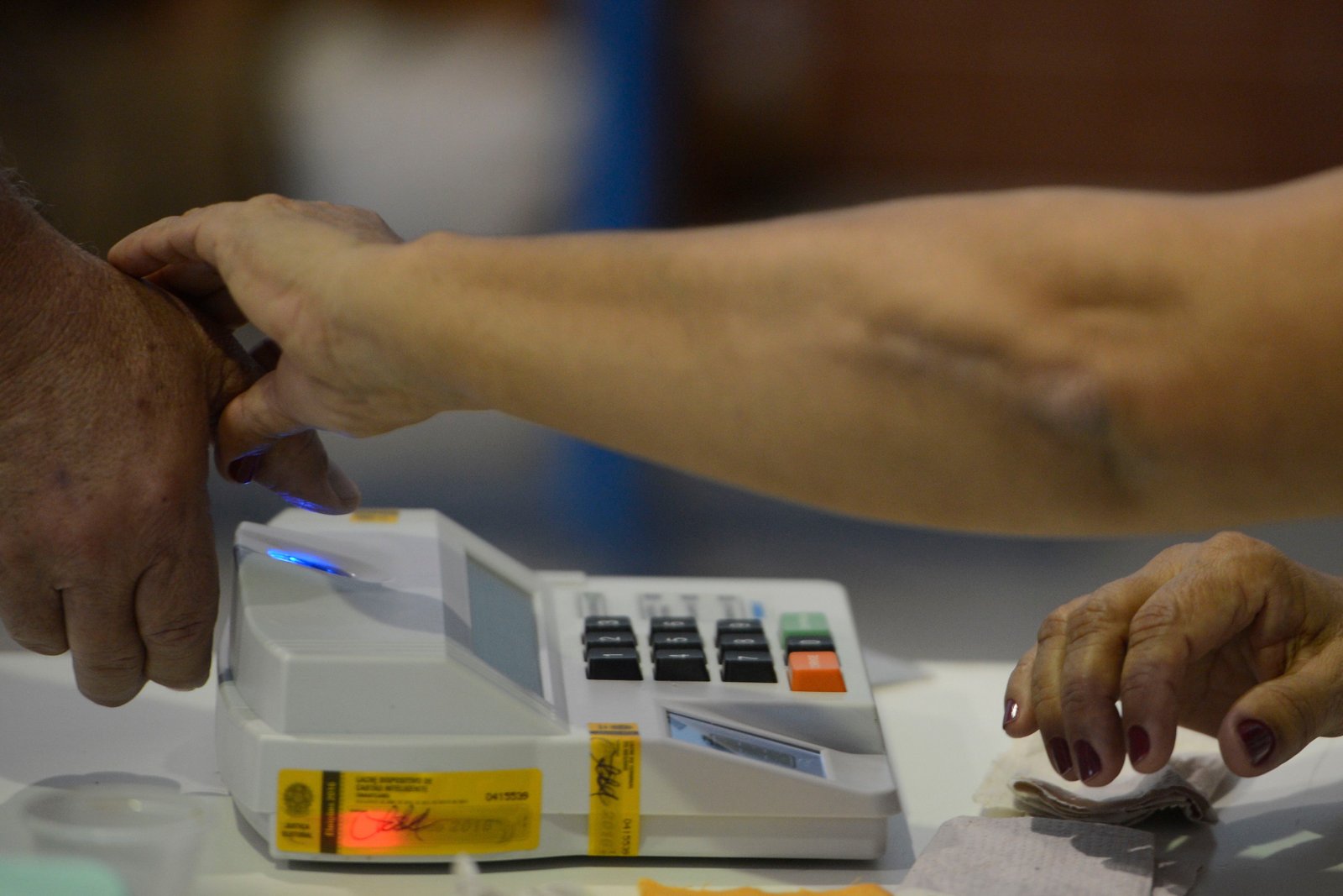 Votos brancos e nulos são descartados durante apuração