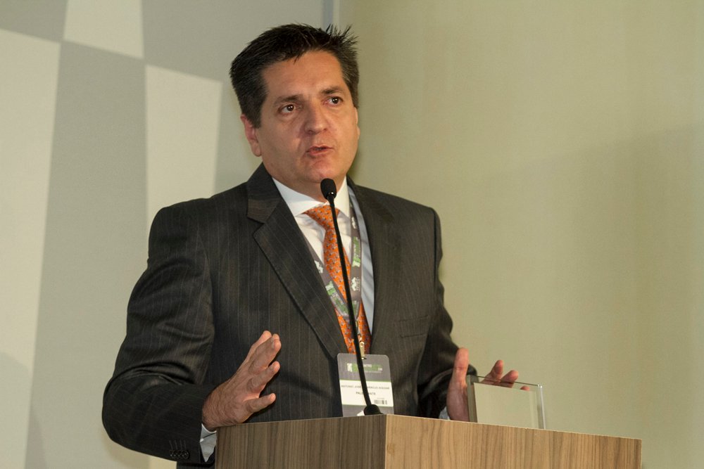 Professor Antonio Aguiar, da FMVZ/Unesp, é homenageado em evento para residentes de medicina veterinária