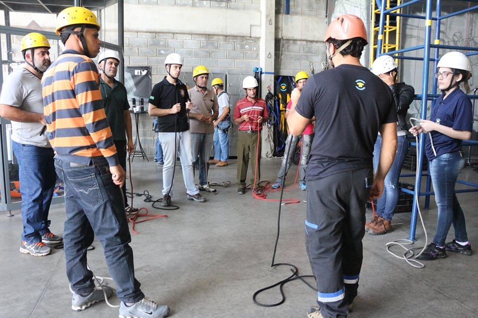 Equipe da Prefeitura de Botucatu participa de capacitação para podas em altura