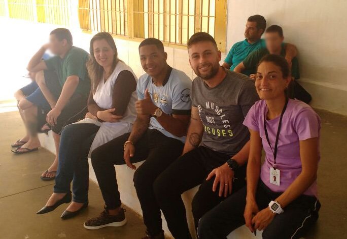 Atacante do Grêmio visita jovens do CASA Botucatu