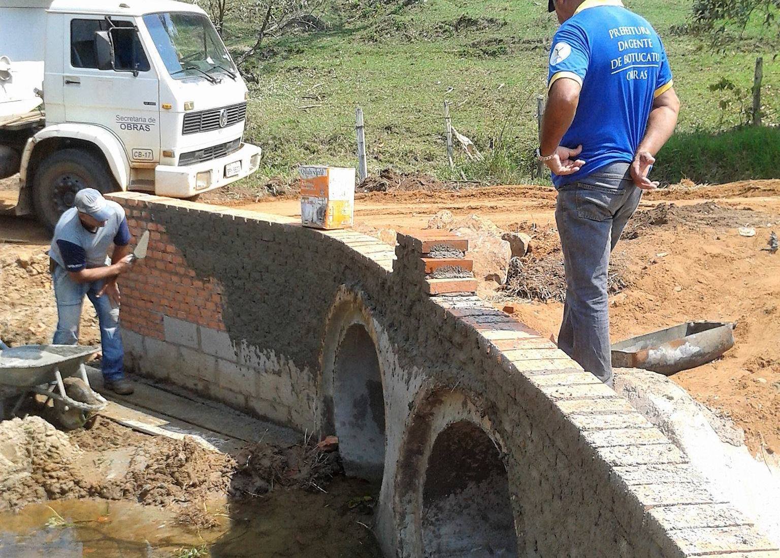 Prefeitura constrói passagem de nível na Zona Rural