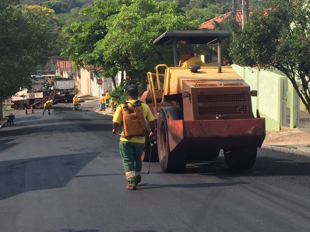 Avenida Petrarca Bacchi recebe recapeamento nesta semana