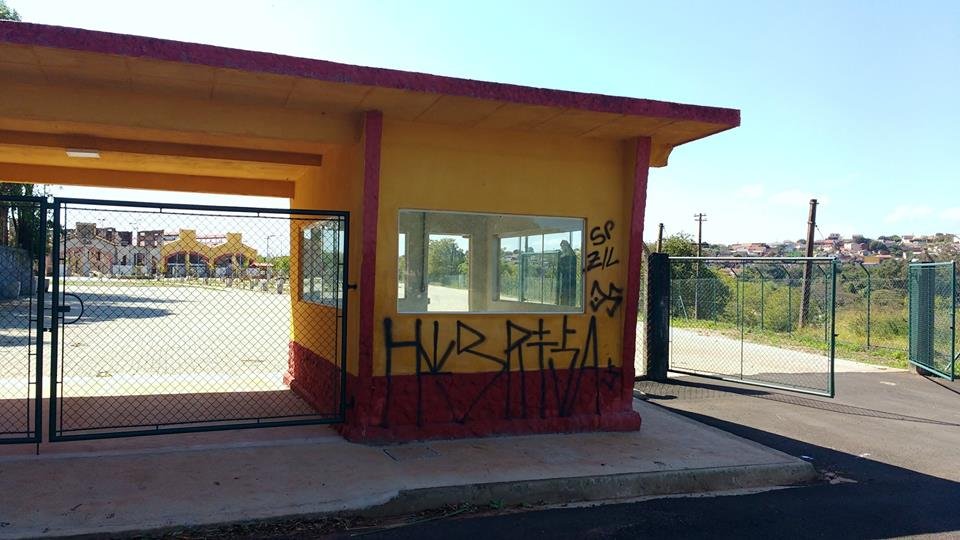 Ainda sem inaugurar, praça em frente às antigas oficinas da Fepasa é alvo de vandalismo