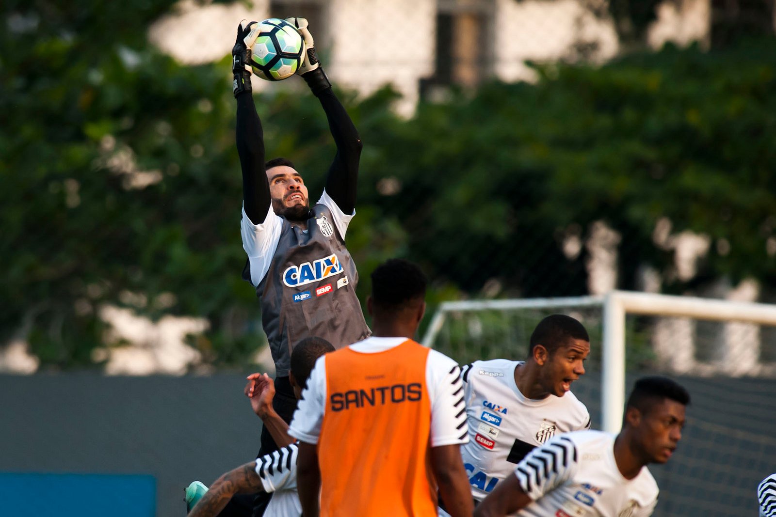 Após eliminação na Libertadores, Santos busca a reabilitação diante do Atlético-PR