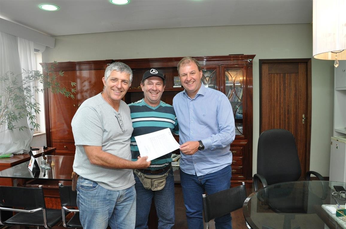 Prefeitura doa fábrica de ração para Associação de Moradores do Chaparral