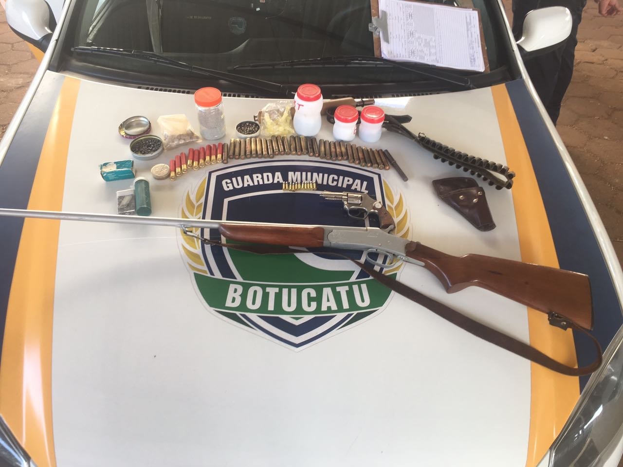 Após denúncia por violência doméstica, homem é preso por porte ilegal de armas