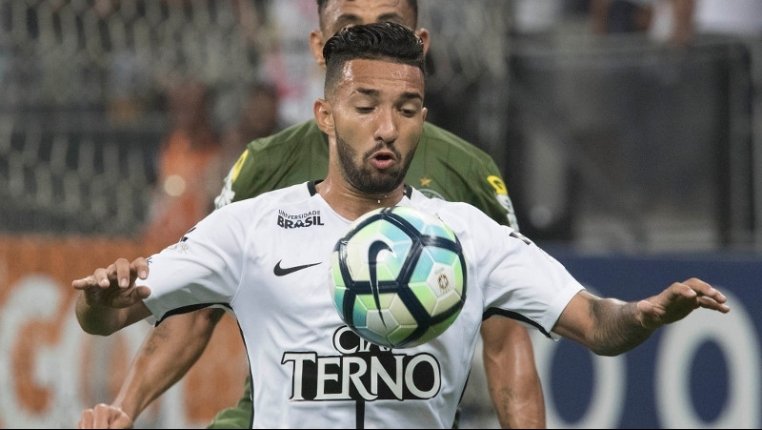 Clayson entra, é decisivo na virada do Corinthians, e celebra fase artilheira