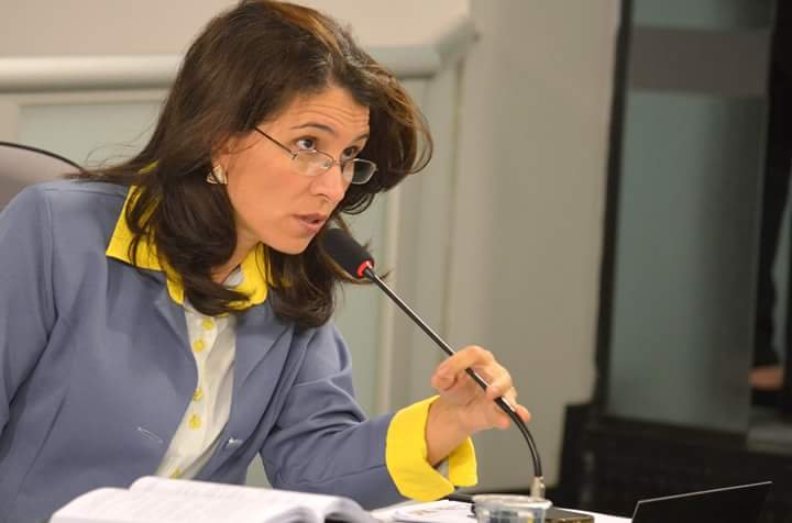 Rose Ielo questiona Secretaria da Educação sobre concurso na pasta