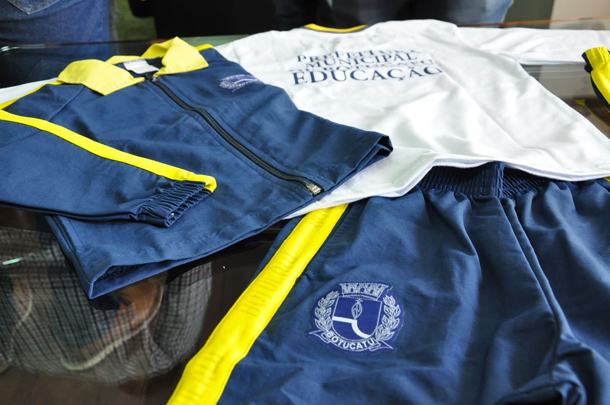 Senado vota projeto que obriga poder público a fornecer uniforme escolar