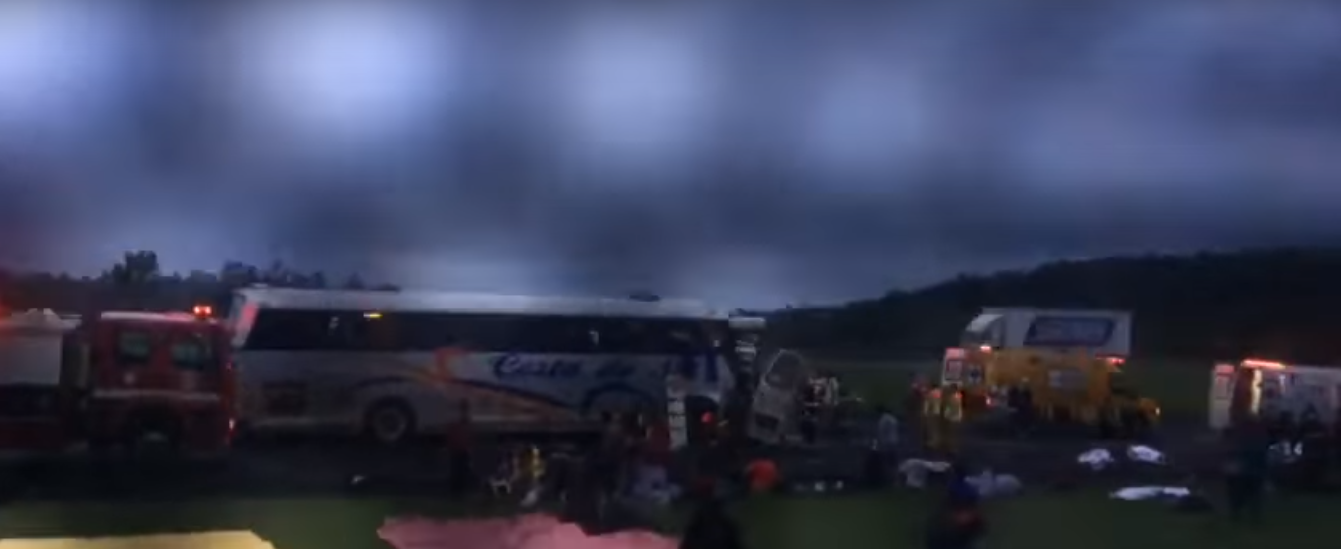 Acidente entre ônibus e caminhão causa duas mortes e deixa 45 feridos na Rodovia Castello Branco