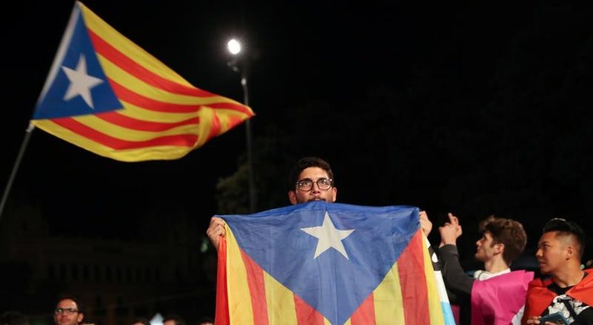 Catalunha declara independência em relação à Espanha, mas suspende efeitos