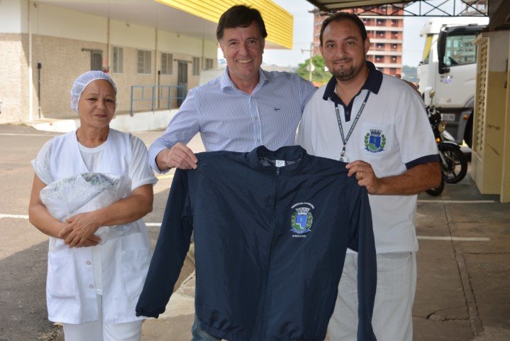 Funcionários do transporte e merenda escolar do município recebem uniformes