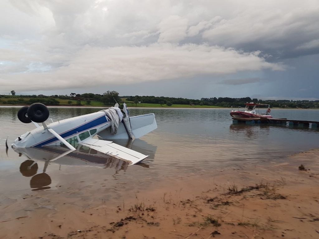 Avaré: avião cai em rio e piloto consegue nadar até a margem