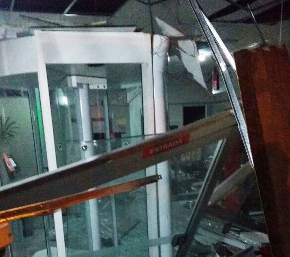 Bandidos explodem agências bancárias em Pardinho