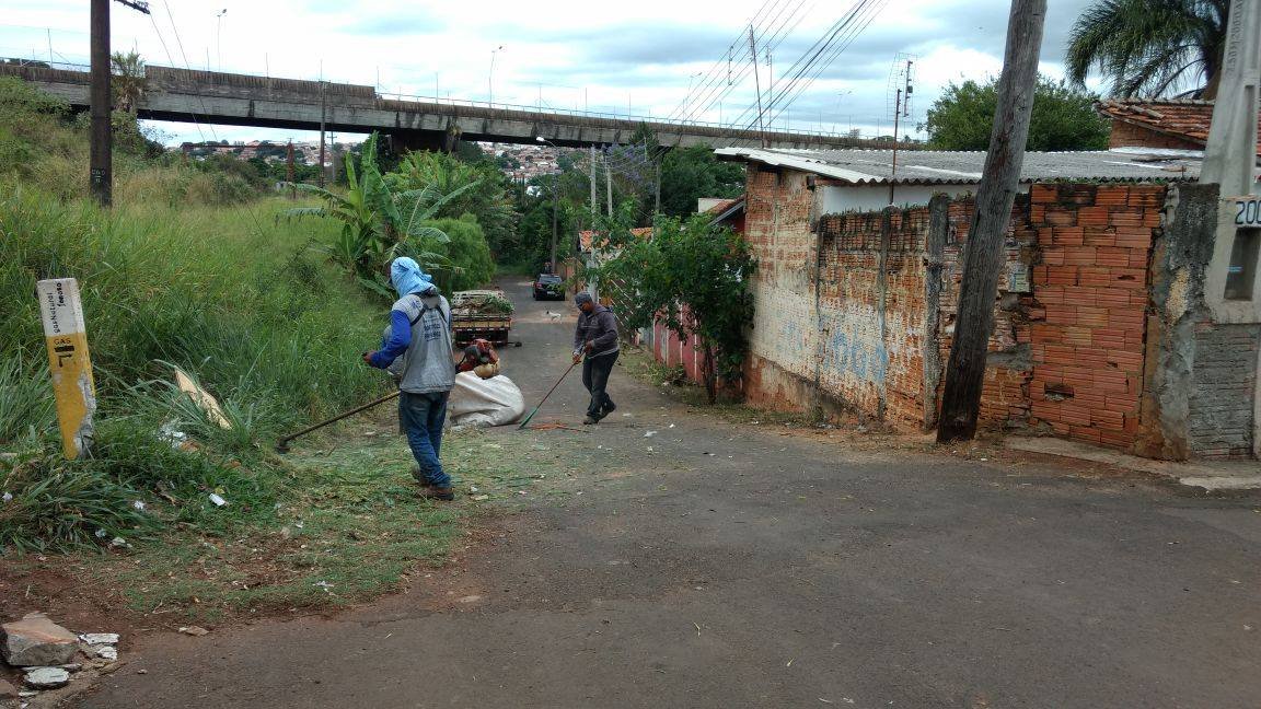 Bairros de Botucatu recebem serviço de capina e roçagem