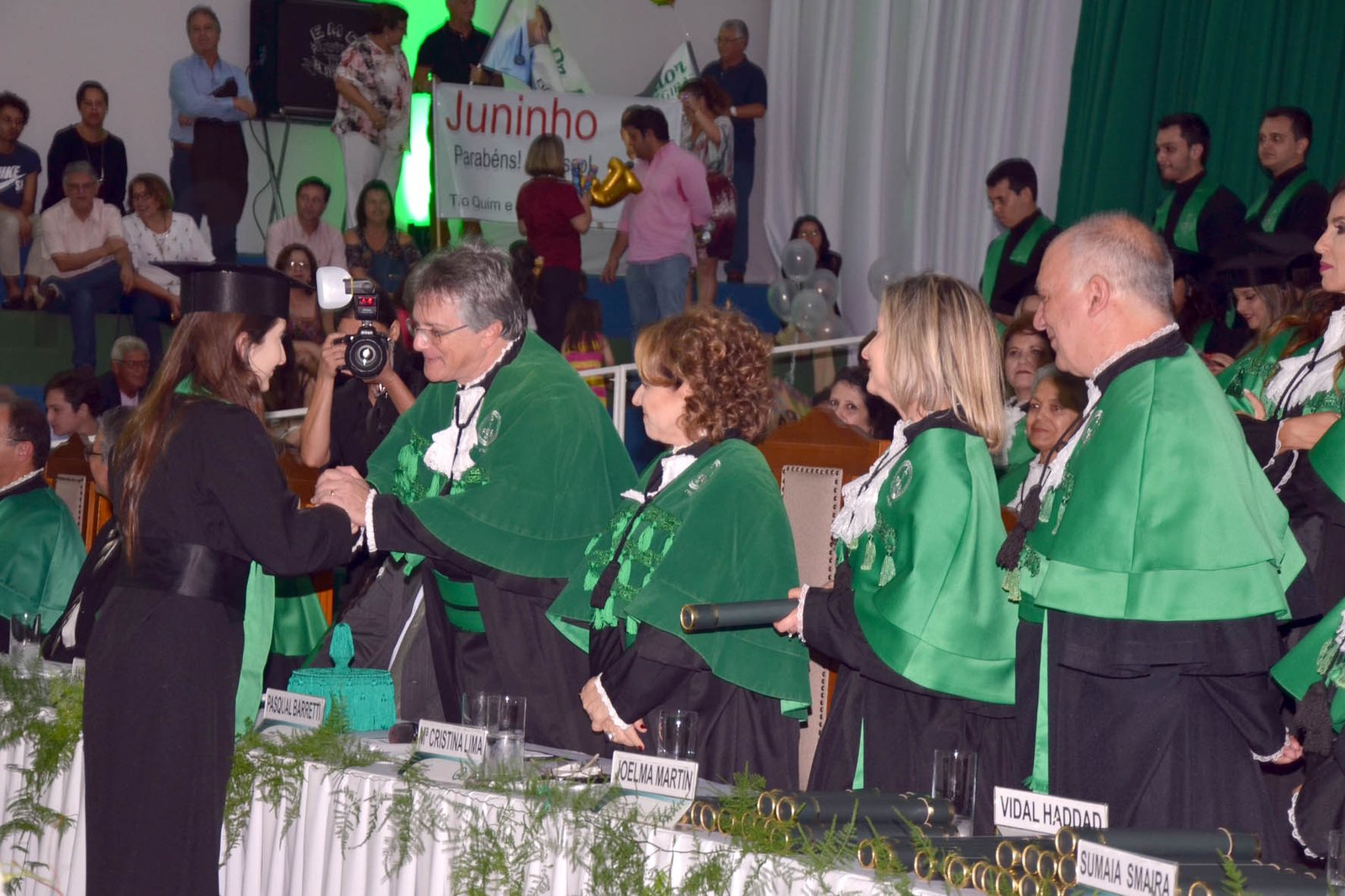 Novos médicos da FMB/Unesp colam grau em solenidade marcada por emoção