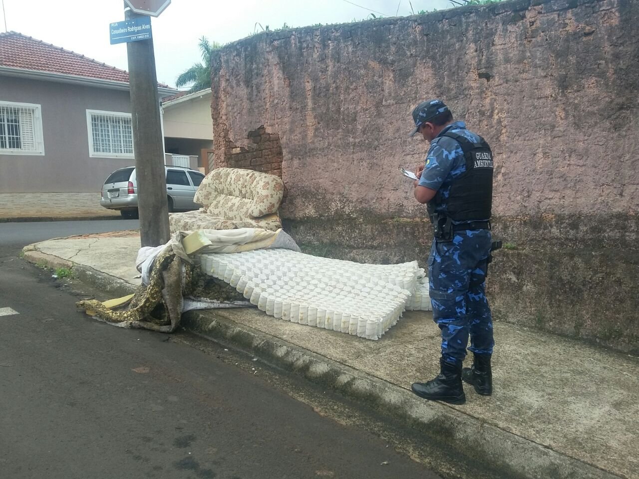 Guarda Municipal flagra novo descarte irregular de lixo no Centro
